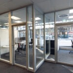 Verglaster Büroeingang mit Aluminiumrahmen und Glastüren im modernen Innenausbau