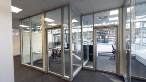 Verglaster Büroeingang mit Aluminiumrahmen und Glastüren im modernen Innenausbau