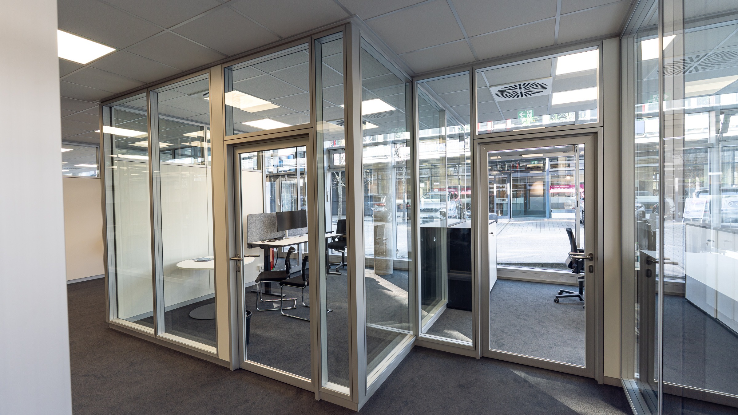 Verglaster Büroeingang mit Aluminiumrahmen und Glastüren im modernen Innenausbau