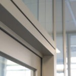 Nahaufnahme eines Eckprofils einer verglasten Aluminiumkonstruktion