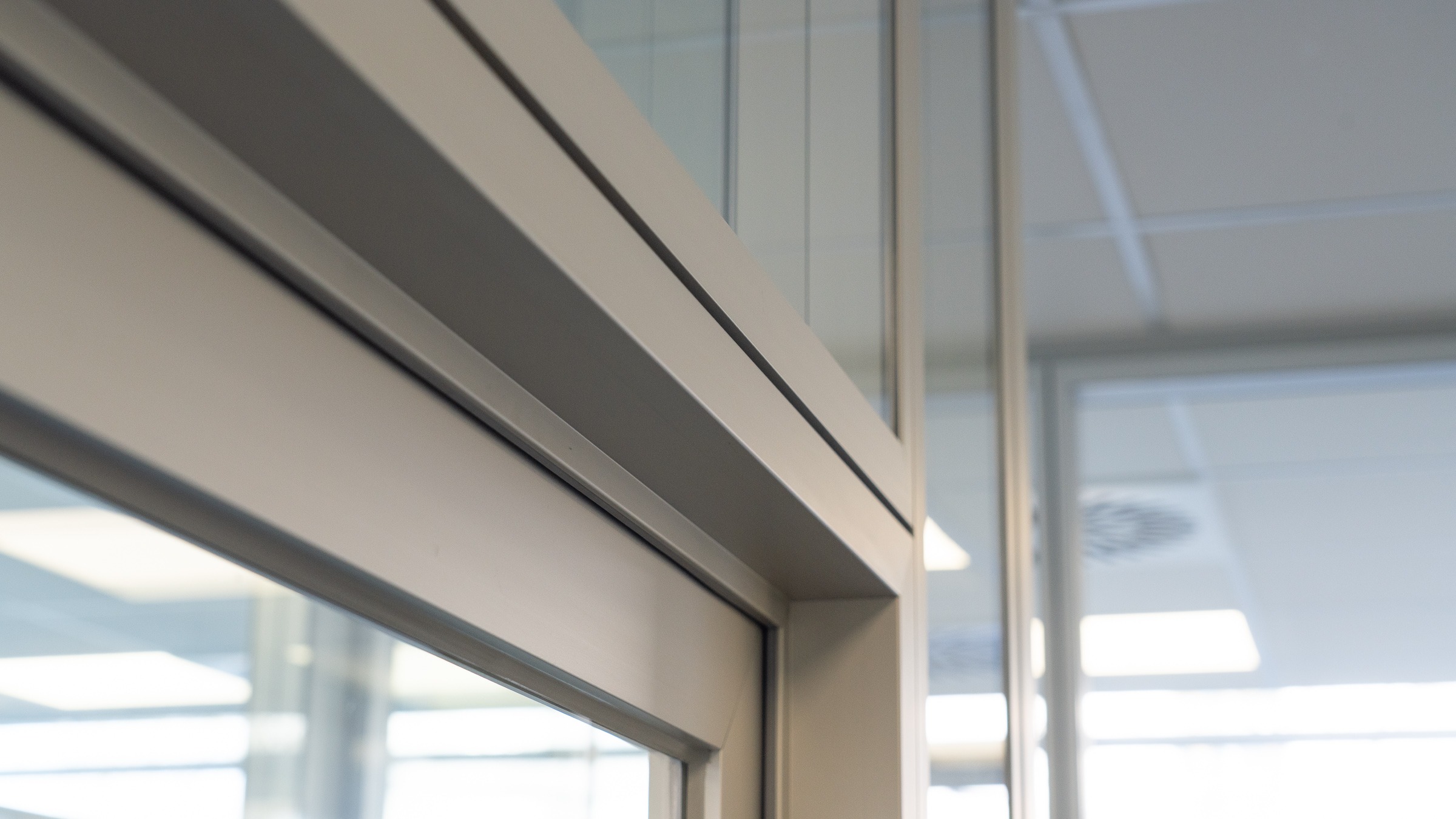 Nahaufnahme eines Eckprofils einer verglasten Aluminiumkonstruktion